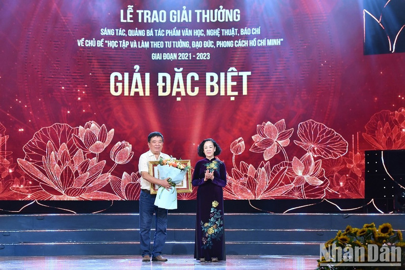 Entregan Premios de divulgación de obras sobre seguimiento de ideología de Ho Chi Minh ảnh 2