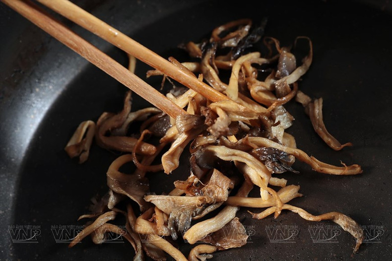 Las setas de ostra se trituran y se fríen. Las setas de ostra se trituran y se fríen.