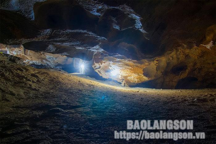 Según la gente local, el segundo nivel desde la entrada de la cueva es más grande, aproximadamente 60 metros de largo y 40 de ancho.