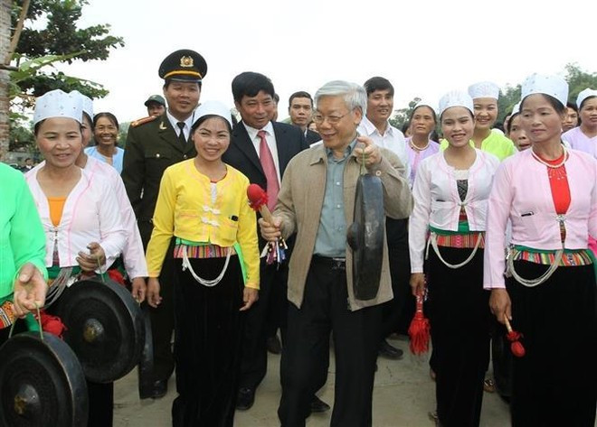 El secretario general Nguyen Phu Trong toca el gong en el Festival de Gran Unidad Nacional en la provincia de Hoa Binh en 2021. (Foto: VNA) El secretario general Nguyen Phu Trong toca el gong en el Festival de Gran Unidad Nacional en la provincia de Hoa Binh en 2021. (Foto: VNA)