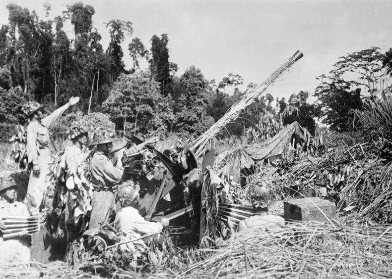 La fuerza de artillería antiaérea luchó heroicamente y alcanzó logros sobresalientes, no solo protegiendo el cielo y apoyando a la infantería combatiente, sino también contribuyendo a bloquear el apoyo aéreo al ejército francés en Dien Bien Phu. (Foto: archivos de VNA) La fuerza de artillería antiaérea luchó heroicamente y alcanzó logros sobresalientes, no solo protegiendo el cielo y apoyando a la infantería combatiente, sino también contribuyendo a bloquear el apoyo aéreo al ejército francés en Dien Bien Phu. (Foto: archivos de VNA)