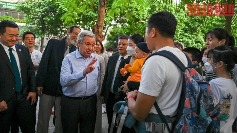 Guterres conversa con turistas en la zona peatonal.
