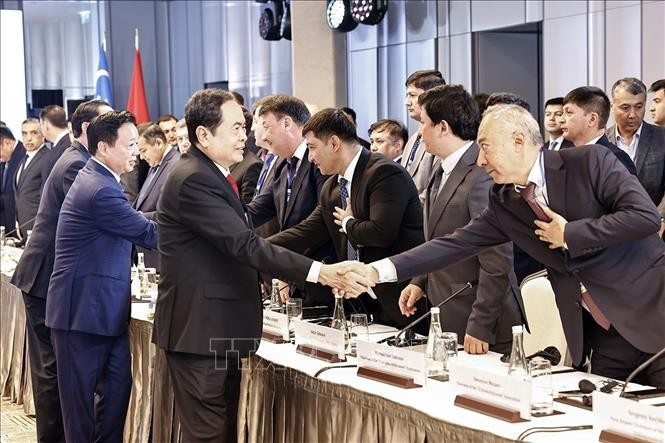 El dirigente vietnamita con los delegados en el acto.