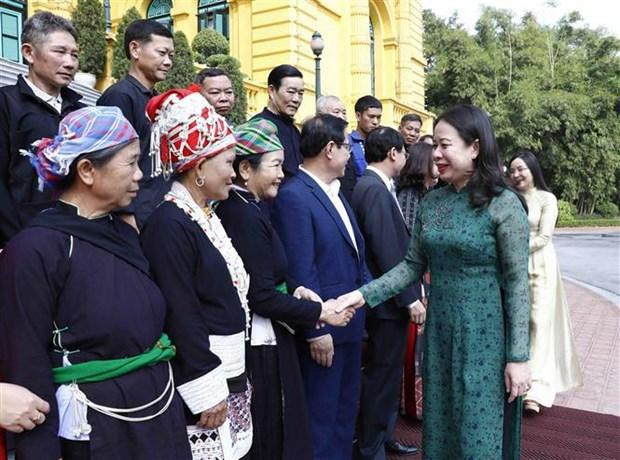 La vicepresidenta Vo Thi Anh Xuan en encuentro con representantes de las minorías étnicas (Foto: VNA)