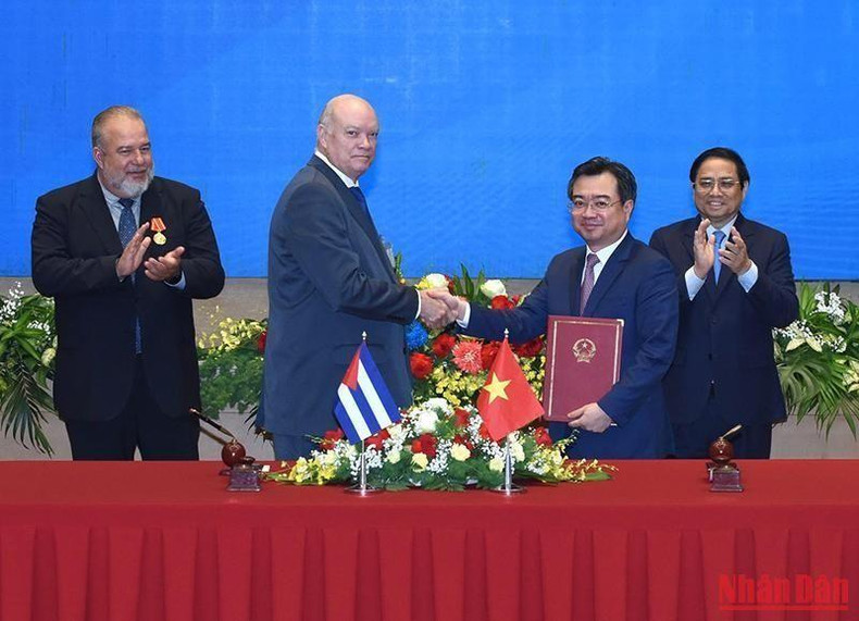 Los dos primeros ministerios presencian la ceremonia de firma del Plan de Acción para implementar la Agenda Económica 2021-2025 para el período 2023-2025 entre el Ministerio de Construcción de Vietnam y el Ministerio del Comercio Exterior y la Inversión Extranjera de Cuba.