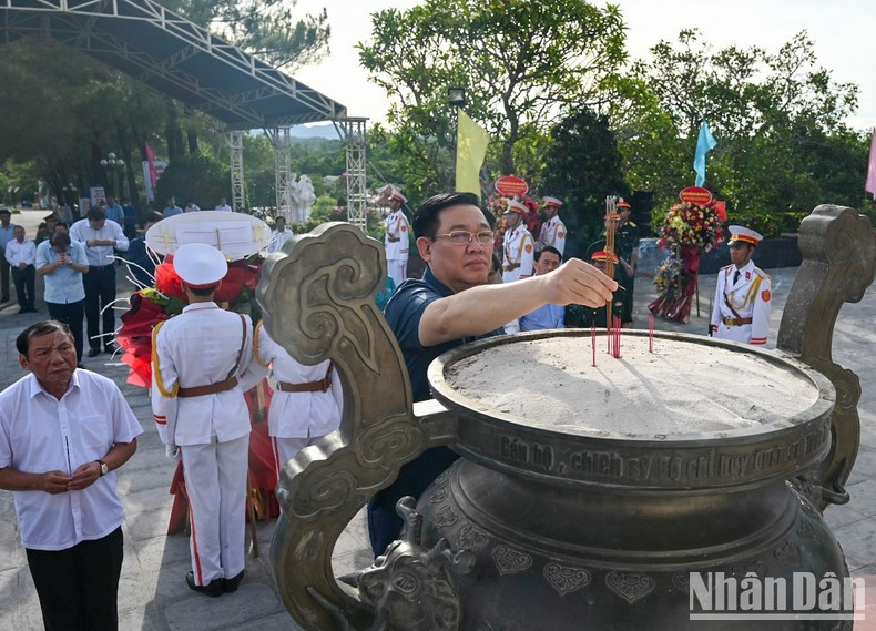 El dirigente legislativo ofrece incensos en el Cementerio. El dirigente legislativo ofrece incensos en el Cementerio.