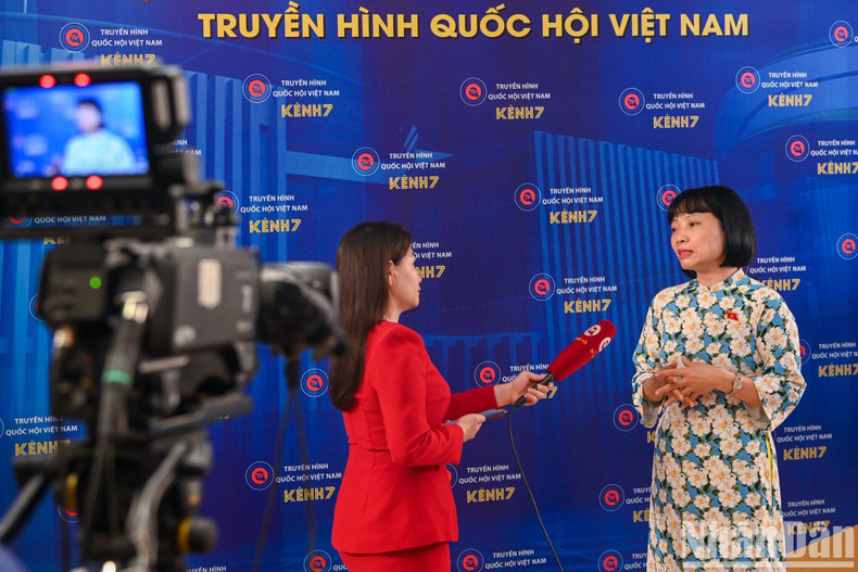 Periodista entrevista a Nguyen Thi Viet Nga, diputada de la provincia de Hai Duong.