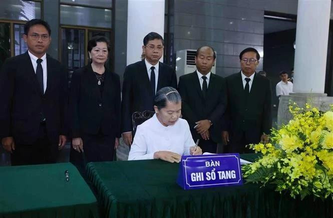 Men Sam An, vicepresidenta del Partido Popular de Camboya, presidenta del Consejo Nacional del Frente de Solidaridad para el Desarrollo de la Patria Camboyana y presidenta de la Asociación de Amistad Camboya-Vietnam, escribe en el libro de condolencias del expresidente Tran Duc Luong. (Foto: VNA)