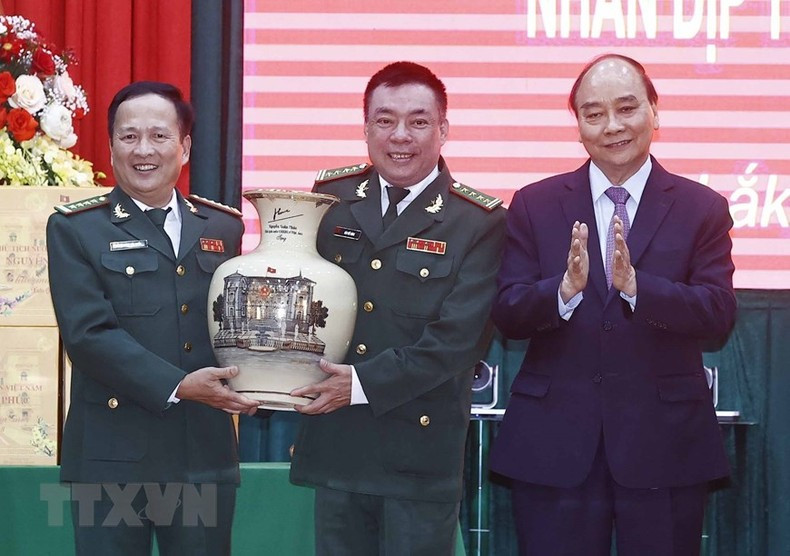 El presidente Nguyen Xuan Phuc entrega un regalo de recuerdo la Guardia Fronteriza de Dak Lak. El presidente Nguyen Xuan Phuc entrega un regalo de recuerdo la Guardia Fronteriza de Dak Lak.