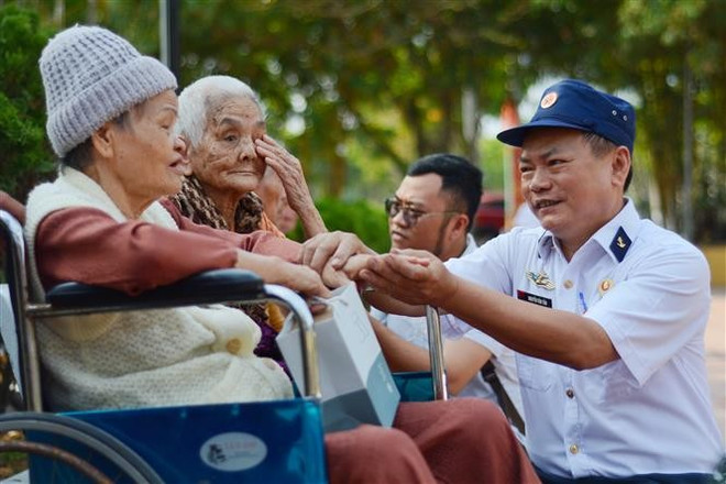 Veteranos de guerra conversan con familiares de soldados caídos en la batalla de Gac Ma. (Foto: VNA) Veteranos de guerra conversan con familiares de soldados caídos en la batalla de Gac Ma. (Foto: VNA)