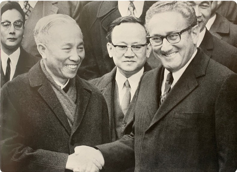 Le Duc Tho y Henry Kissinger se dan la mano después de rubricar los Acuerdos de París.