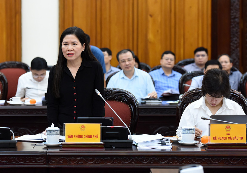 Mai Thi Thu Van, subdirectora de la Oficina Gubernamental, habla en el evento.