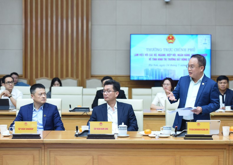 El representante del grupo Eurowindow Holding toma la palabra en el evento. El representante del grupo Eurowindow Holding toma la palabra en el evento.