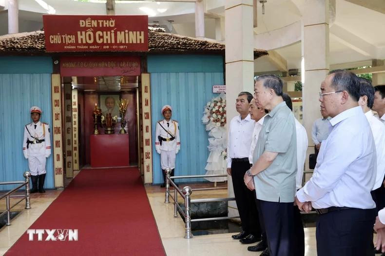 To Lam escucha una presentación del templo sobre el Presidente Ho Chi Minh.