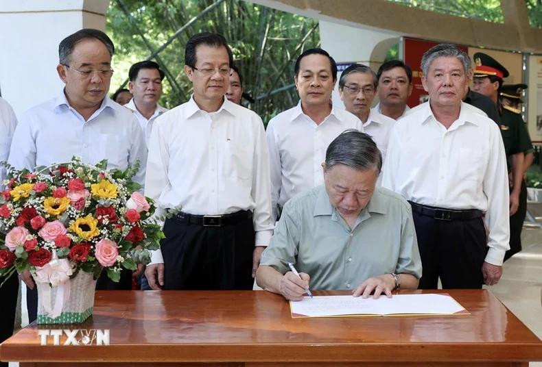 To Lam escribe en el libro de visitas del temblo.