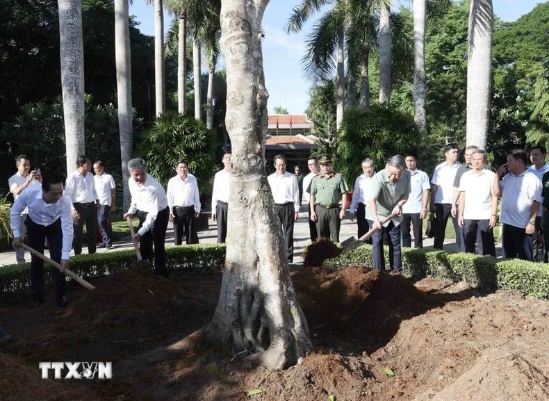 To Lam planta un árbol en el templo dediado al Presidente Ho Chi Minh.