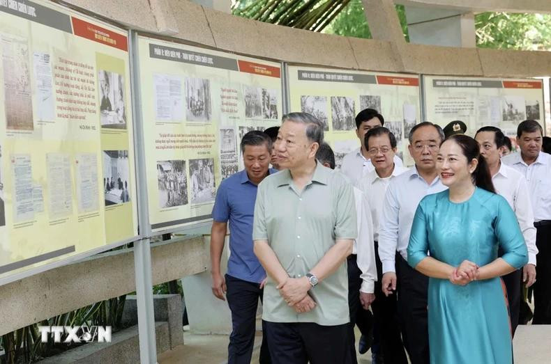 La delegación visita un espacio de exhibición sobre el Presidente Ho Chi Minh.