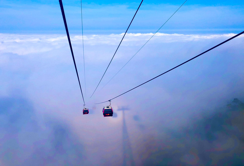 Nubes blancas cubren las rutas del teleférico. Nubes blancas cubren las rutas del teleférico.
