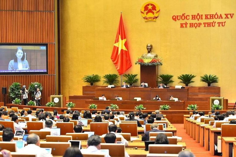 Durante la reunión, los delegados debaten los contenidos con diferentes opiniones del proyecto de la Ley de Examen y Tratamiento Médico (modificada).