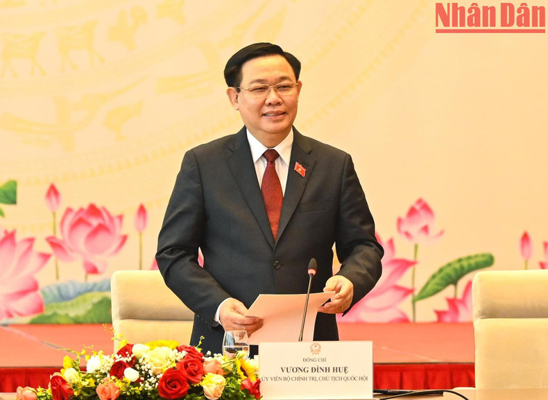 El presidente legislativo, Vuong Dinh Hue felicita a generaciones de funcionarios y empleados de la rama. El presidente legislativo, Vuong Dinh Hue felicita a generaciones de funcionarios y empleados de la rama.