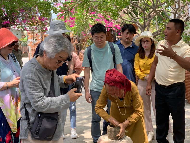 Los turistas surcoreanos visitan y conocen el arte cerámico del pueblo de Cham, en la aldea de Bau Truc, en el minicipio de Phuoc Dan, del distrito de Ninh Phuoc. Los turistas surcoreanos visitan y conocen el arte cerámico del pueblo de Cham, en la aldea de Bau Truc, en el minicipio de Phuoc Dan, del distrito de Ninh Phuoc.