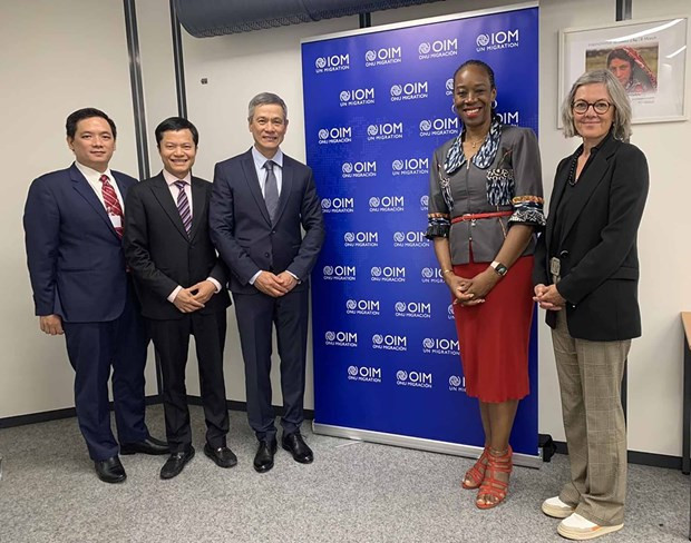 El asistente del ministro de Relaciones Exteriores de Vietnam, Nguyen Minh Vu, y la directora general adjunta de la Organización Internacional para las Migraciones, Ugochi Daniels. (Foto: baoquocte.vn)