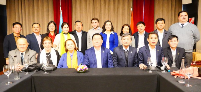 Nguyen Trong Nghia trabaja con la presidenta del Instituto de Cultura Argentino-Vietnamita (ICAV), Poldi Sosa Schmit, en Buenos Aires. (Foto: VNA) Nguyen Trong Nghia trabaja con la presidenta del Instituto de Cultura Argentino-Vietnamita (ICAV), Poldi Sosa Schmit, en Buenos Aires. (Foto: VNA)