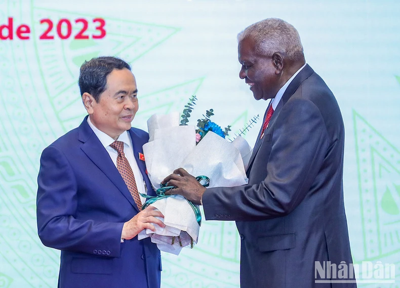 Esteban Lazo hace entrega de la Orden de la Solidaridad al vicepresidente permanente de la Asamblea Nacional de Vietnam Tran Thanh Man. Esteban Lazo hace entrega de la Orden de la Solidaridad al vicepresidente permanente de la Asamblea Nacional de Vietnam Tran Thanh Man.