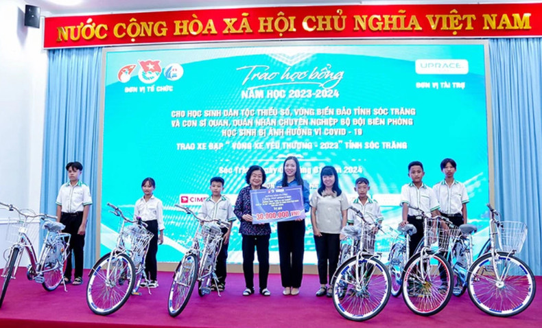 En la ocasión, el periódico Thieu nien Tien phong va Nhi dong (Adolescentes y niños de vanguardia), dependiente del Comité Central de HCYU, dona 15 bicicletas a niños desfavorecidos locales. En la ocasión, el periódico Thieu nien Tien phong va Nhi dong (Adolescentes y niños de vanguardia), dependiente del Comité Central de HCYU, dona 15 bicicletas a niños desfavorecidos locales.