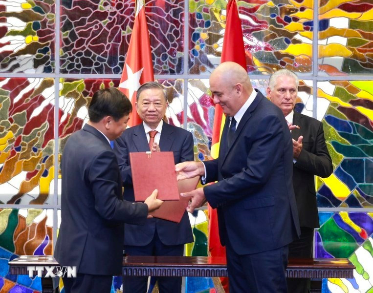 Los delegados del Ministerio de Agricultura y Desarrollo Rural de Vietnam y el Ministerio de la Agricultura de Cuba en la ceremonia. Los delegados del Ministerio de Agricultura y Desarrollo Rural de Vietnam y el Ministerio de la Agricultura de Cuba en la ceremonia.