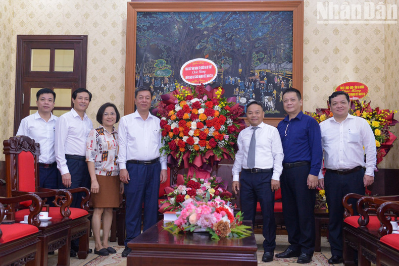 Vu Trong Lam, director y editor en jefe de la Editorial Política Nacional Su That (La Verdad), entrega flores para felicitar a Nhan Dan. Vu Trong Lam, director y editor en jefe de la Editorial Política Nacional Su That (La Verdad), entrega flores para felicitar a Nhan Dan.
