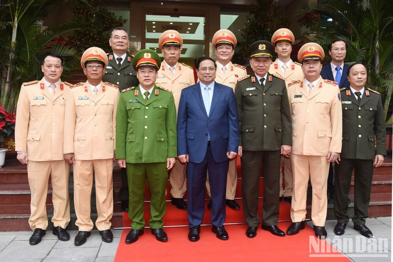 Minh Chinh y directivos del Ministerio de Seguridad Pública y del Departamento de Policía de Tránsito. Minh Chinh y directivos del Ministerio de Seguridad Pública y del Departamento de Policía de Tránsito.