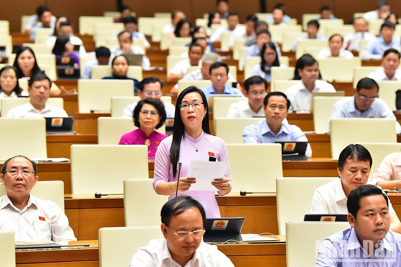 La parlamentaria de la provincia de Dak Nong, Tran Thi Thu Hang, formula preguntas al ministro de Ciencia y Tecnología, Huynh Thanh Dat.