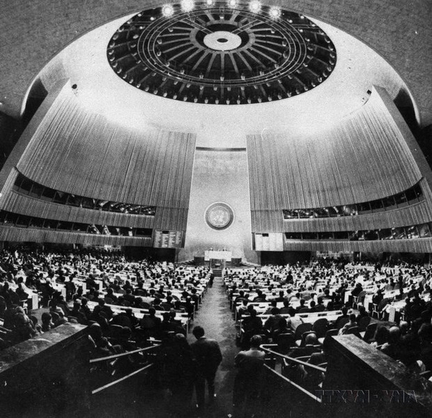 El 20 de septiembre de 1977, la sesión inaugural del 32 período de sesiones de la Asamblea General de la ONU aprobó la resolución para reconocer a Vietnam como un miembro de la ONU.