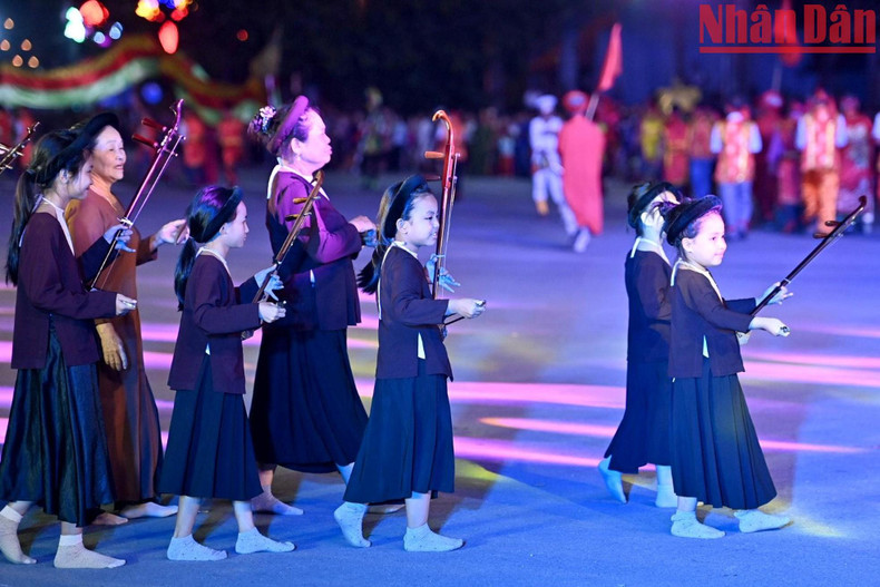 Espectáculo del canto Xam interpretado por el grupo de arte del distrito de Yen Mo, provincia de Ninh Binh.