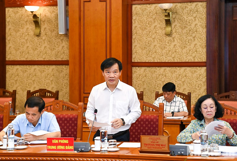 El subjefe de la Oficina Central del PCV Bui Van Thach presenta el informe en la cita. El subjefe de la Oficina Central del PCV Bui Van Thach presenta el informe en la cita.