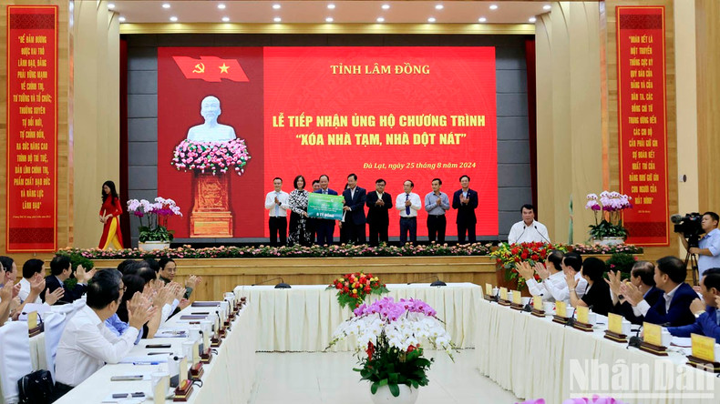 El premier Pham Minh Chinh, quien también es presidente del Consejo Central de Emulación y Recompensa, presencia la entrega simbólica de asistencia al programa por parte de las empresas y organizaciones.