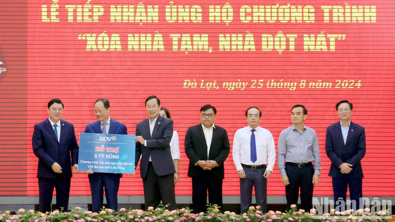 Después de la ceremonia de lanzamiento en abril de 2024, muchas agencias, organizaciones y empresas en Lam Dong responden y donan hasta la fecha un monto de alrededor de 900 mil dolares al Fondo provincial &quot;Para los Pobres&quot; para eliminar viviendas destartaladas.