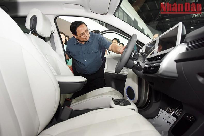 Minh Chinh observa un modelo de automóvil eléctrico fabricado y ensamblado por Hyundai Thanh Cong.
