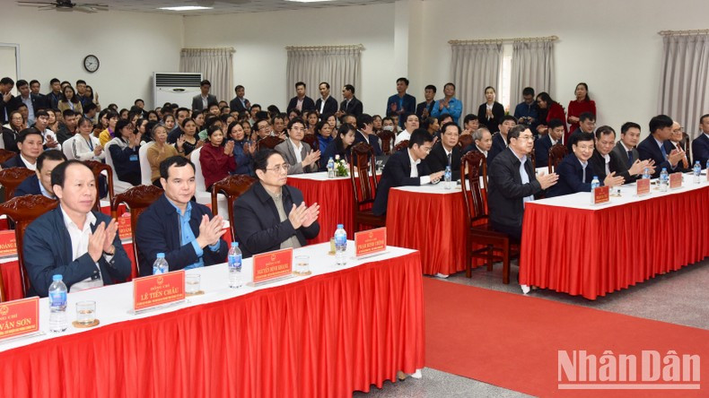 Minh Chinh y los delegados asistentes al evento. Minh Chinh y los delegados asistentes al evento.