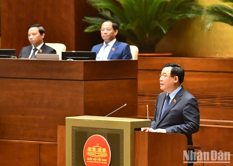 El presidente legislativo, Vuong Dinh Hue, pronuncia un discurso para cerrar las sesiones de interpelaciones.