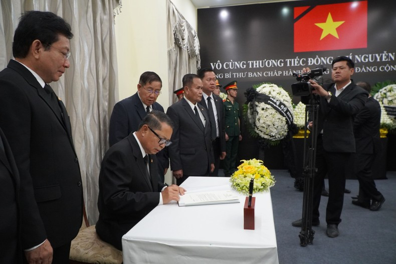 El representante del Palacio Real de Camboya escribe en el libro de condolencias. El representante del Palacio Real de Camboya escribe en el libro de condolencias.