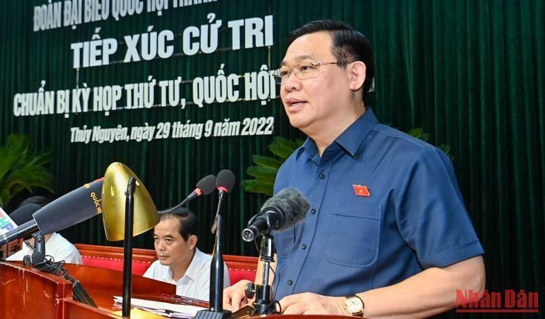 El líder del Legislativo, Vuong Dinh Hue, pronuncia un discurso para intercambiar y responder opiniones de los votantes. El líder del Legislativo, Vuong Dinh Hue, pronuncia un discurso para intercambiar y responder opiniones de los votantes.
