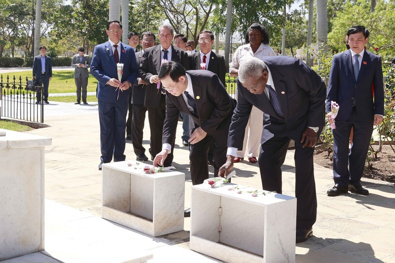 Ambos dirigentes ofrecen flores ante la tumba del Padre de la Patria Carlos Manuel de Céspedes. Ambos dirigentes ofrecen flores ante la tumba del Padre de la Patria Carlos Manuel de Céspedes.
