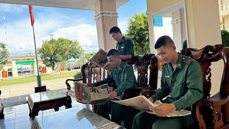 En la mesa de té durante la pausa del almuerzo, los soldados leen el suplemento.