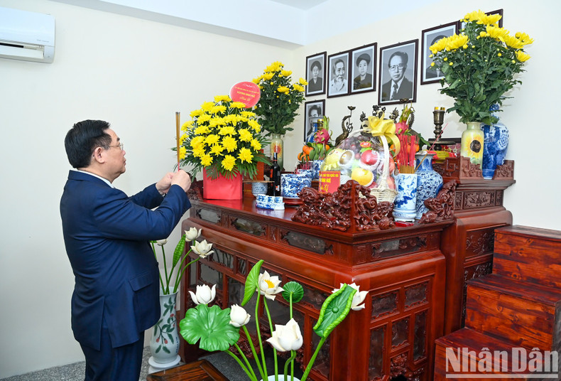Dinh Hue ofrece incienso en homenaje al ex presidente de la Asamblea Nacional, Le Quang Dao. Dinh Hue ofrece incienso en homenaje al ex presidente de la Asamblea Nacional, Le Quang Dao.