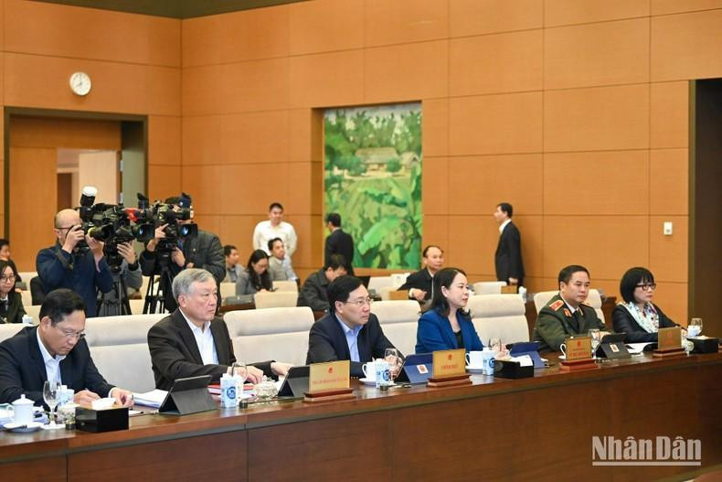 El viceprimer ministro permanente Pham Binh Minh, el presidente del Tribunal Popular Supremo, Nguyen Hoa Binh, la vicepresidenta Vo Thi Anh Xuan y otros delegados en la reunión. El viceprimer ministro permanente Pham Binh Minh, el presidente del Tribunal Popular Supremo, Nguyen Hoa Binh, la vicepresidenta Vo Thi Anh Xuan y otros delegados en la reunión.