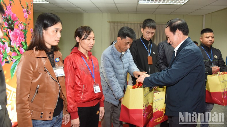 Le Tien Chau, vicepresidente y secretario general del Comité Central del Frente de la Patria entrega obsequios a los empleados. Le Tien Chau, vicepresidente y secretario general del Comité Central del Frente de la Patria entrega obsequios a los empleados.