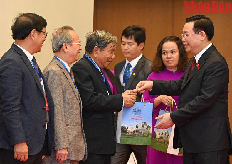 El líder parlamentario Vuong Dinh Hue entrega regalos de recuerdo a los delegados. El líder parlamentario Vuong Dinh Hue entrega regalos de recuerdo a los delegados.