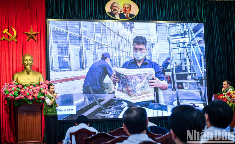 La periodista Thi Uyen, del Departamento Nhan Dan Digital, también participa en la presentación del proyecto.